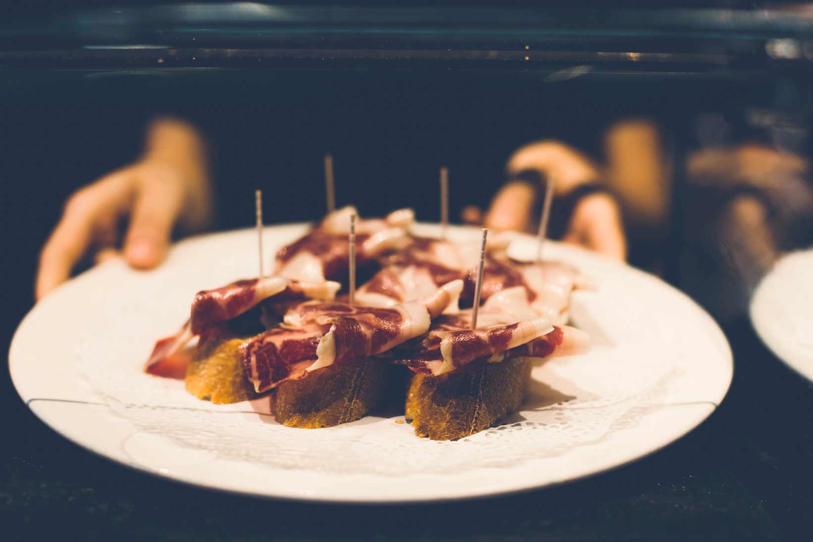 Plato con tapas de jam&oacute;n ib&eacute;rico y pan